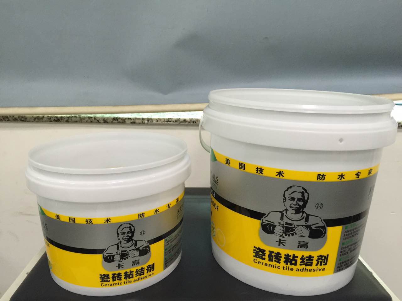 剛貼好的瓷磚就脫落，是瓷磚不好還是施工不對？